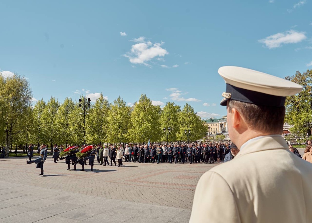В преддверии Дня Победы транспортники возложили венки и цветы к Вечному огню у могилы Неизвестного солдата