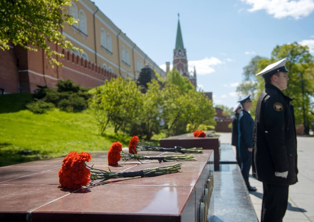 В преддверии Дня Победы транспортники возложили венки и цветы к Вечному огню у могилы Неизвестного солдата