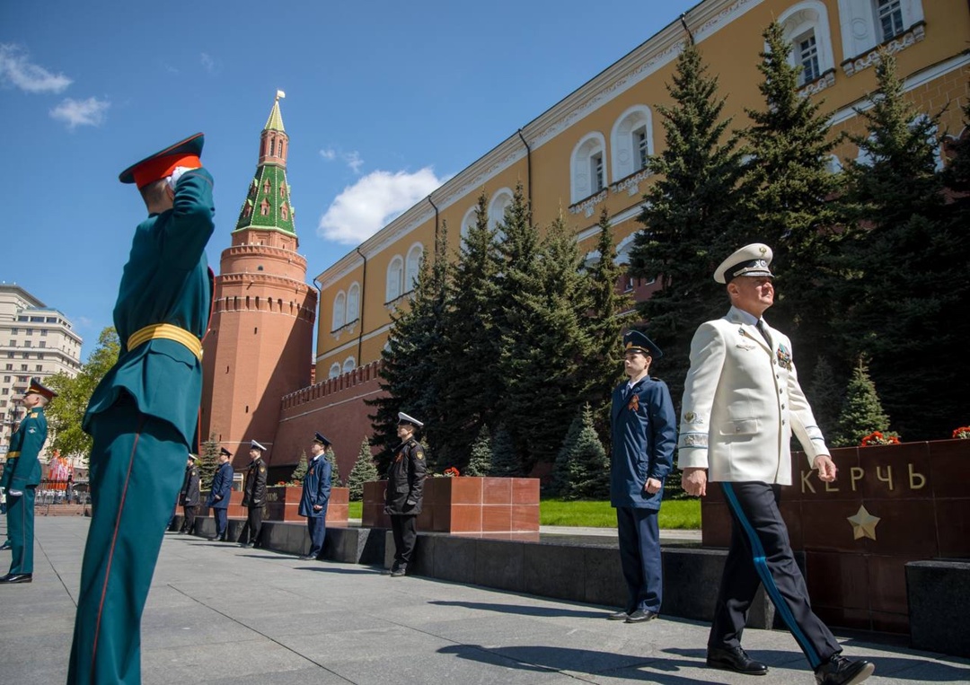 В преддверии Дня Победы транспортники возложили венки и цветы к Вечному огню у могилы Неизвестного солдата