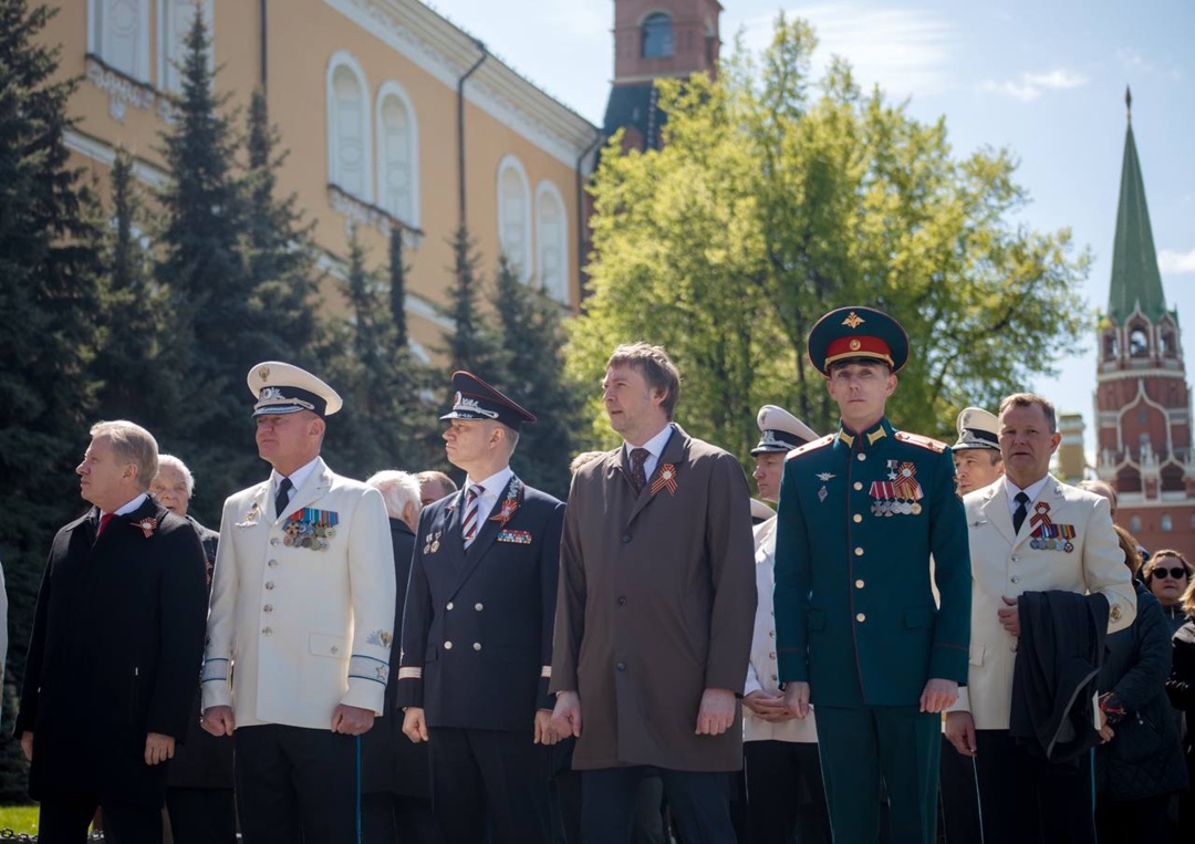 В преддверии Дня Победы транспортники возложили венки и цветы к Вечному огню у могилы Неизвестного солдата