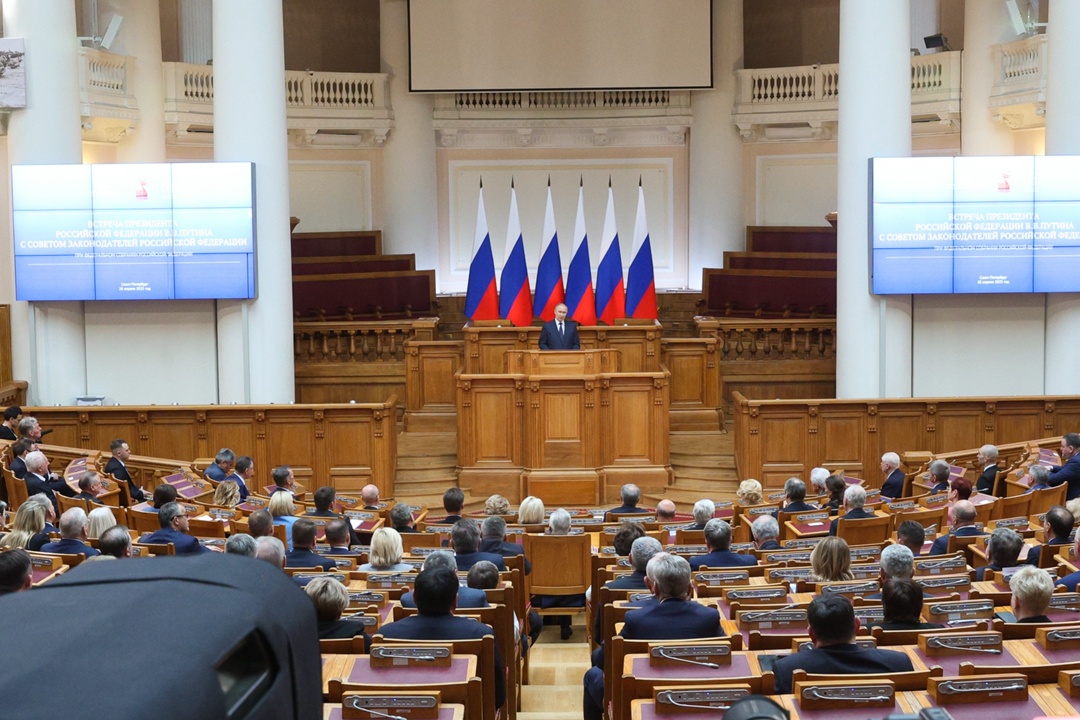 На встрече с членами Совета законодателей Президент России Владимир Путин отметил активное участие парламентариев в разработке стратегических документов