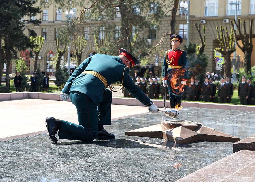 Вячеслав Володин и главы парламентских делегаций приняли участие в церемонии зажжения Вечного огня на площади Павших Борцов.