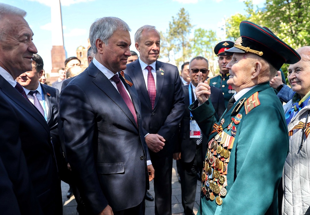 Вячеслав Володин и главы парламентских делегаций приняли участие в церемонии зажжения Вечного огня на площади Павших Борцов.