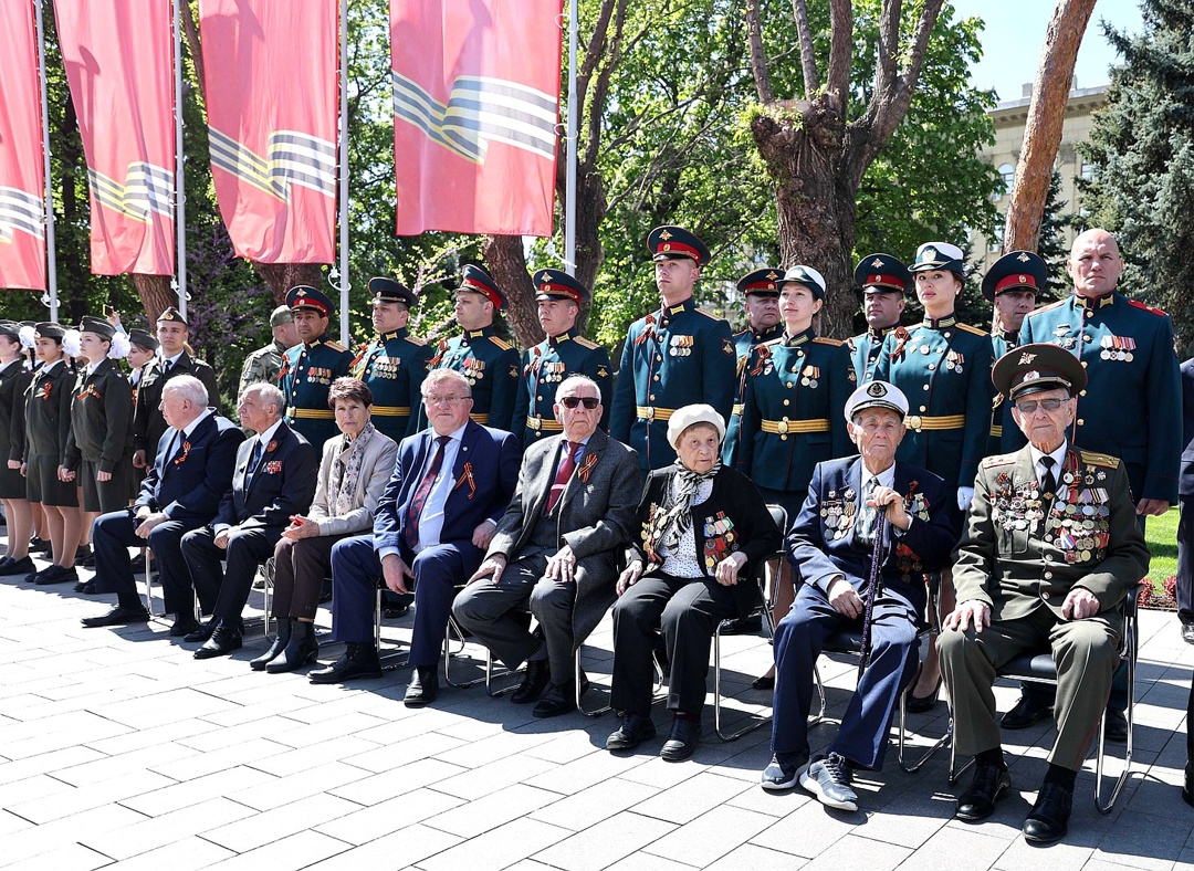 Вячеслав Володин и главы парламентских делегаций приняли участие в церемонии зажжения Вечного огня на площади Павших Борцов.