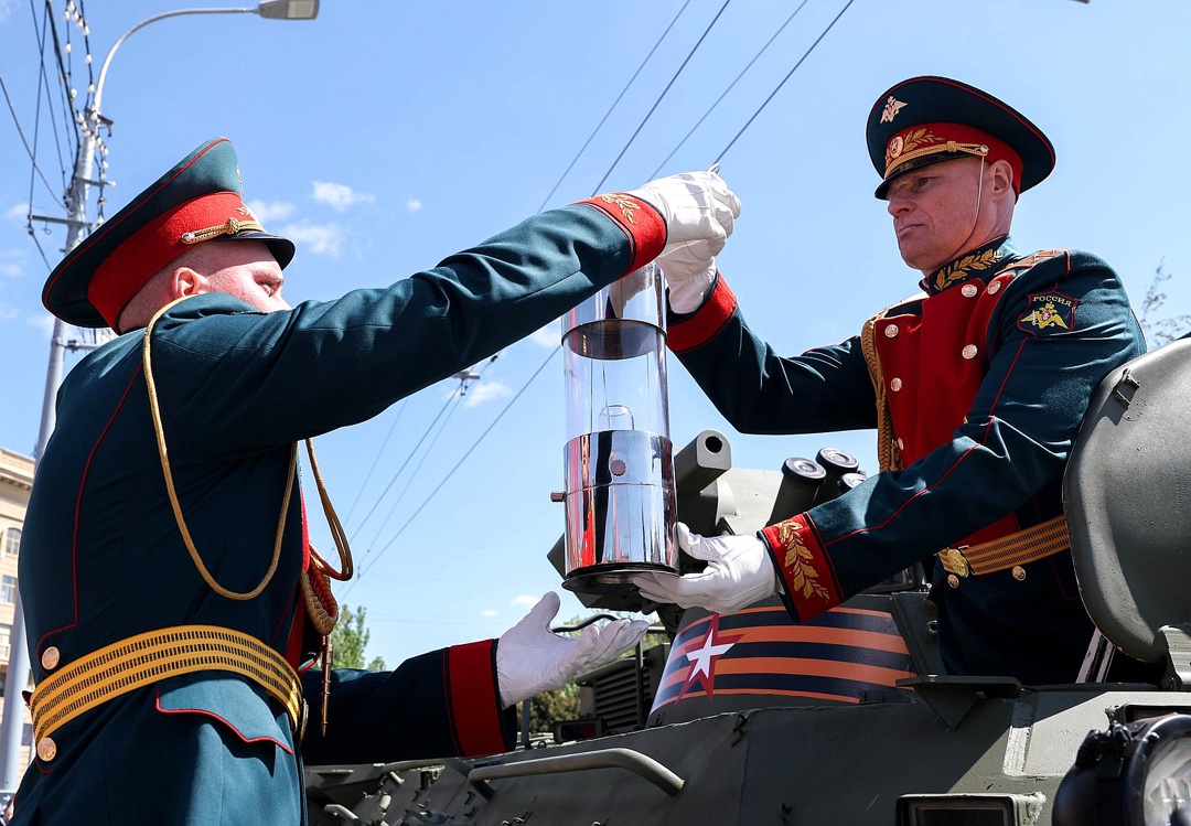 Вячеслав Володин и главы парламентских делегаций приняли участие в церемонии зажжения Вечного огня на площади Павших Борцов.