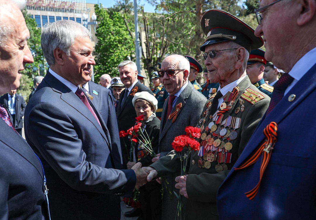 Вячеслав Володин и главы парламентских делегаций приняли участие в церемонии зажжения Вечного огня на площади Павших Борцов.