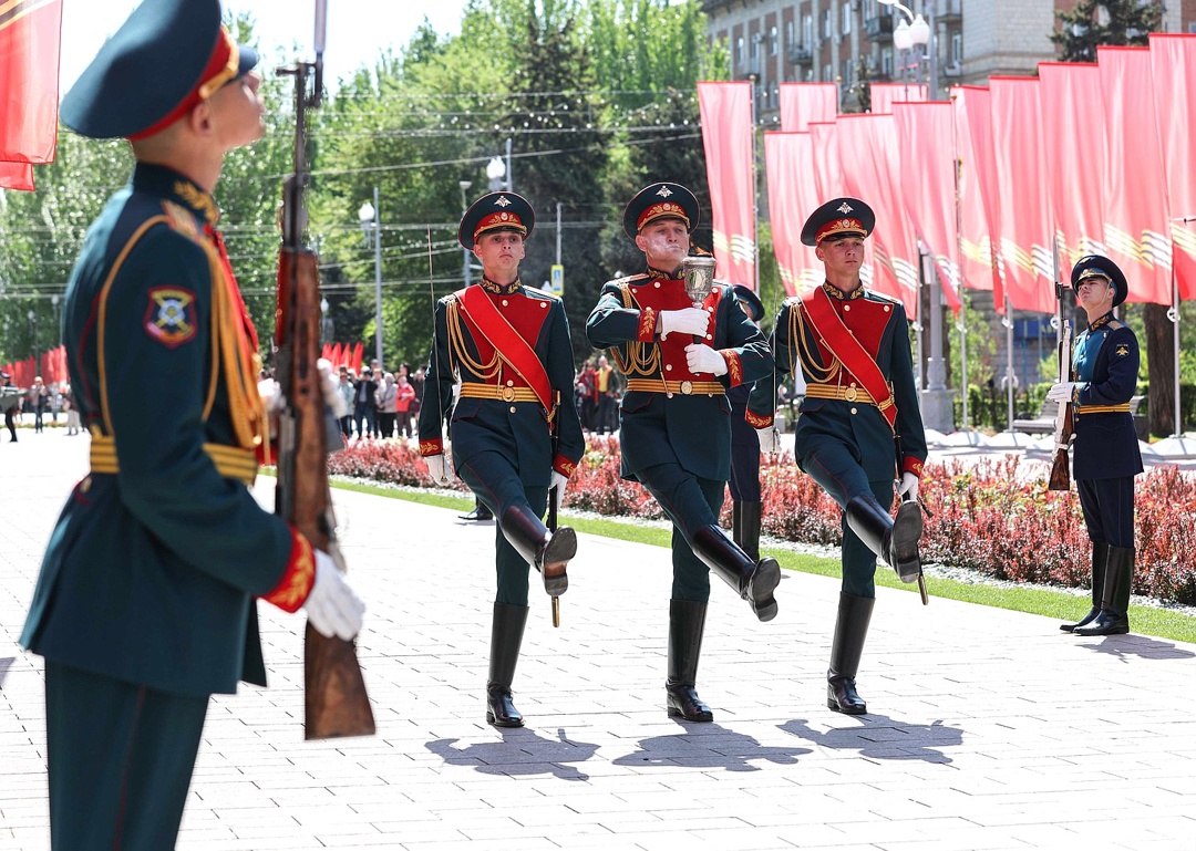 Вячеслав Володин и главы парламентских делегаций приняли участие в церемонии зажжения Вечного огня на площади Павших Борцов.