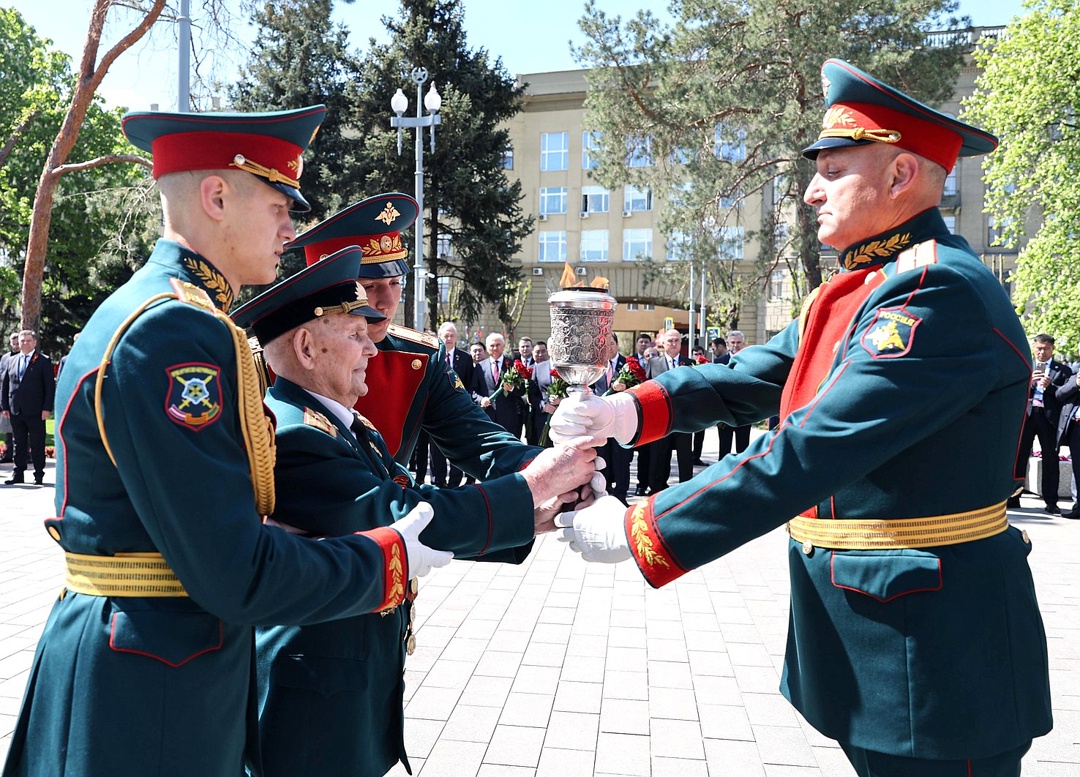 Вячеслав Володин и главы парламентских делегаций приняли участие в церемонии зажжения Вечного огня на площади Павших Борцов.