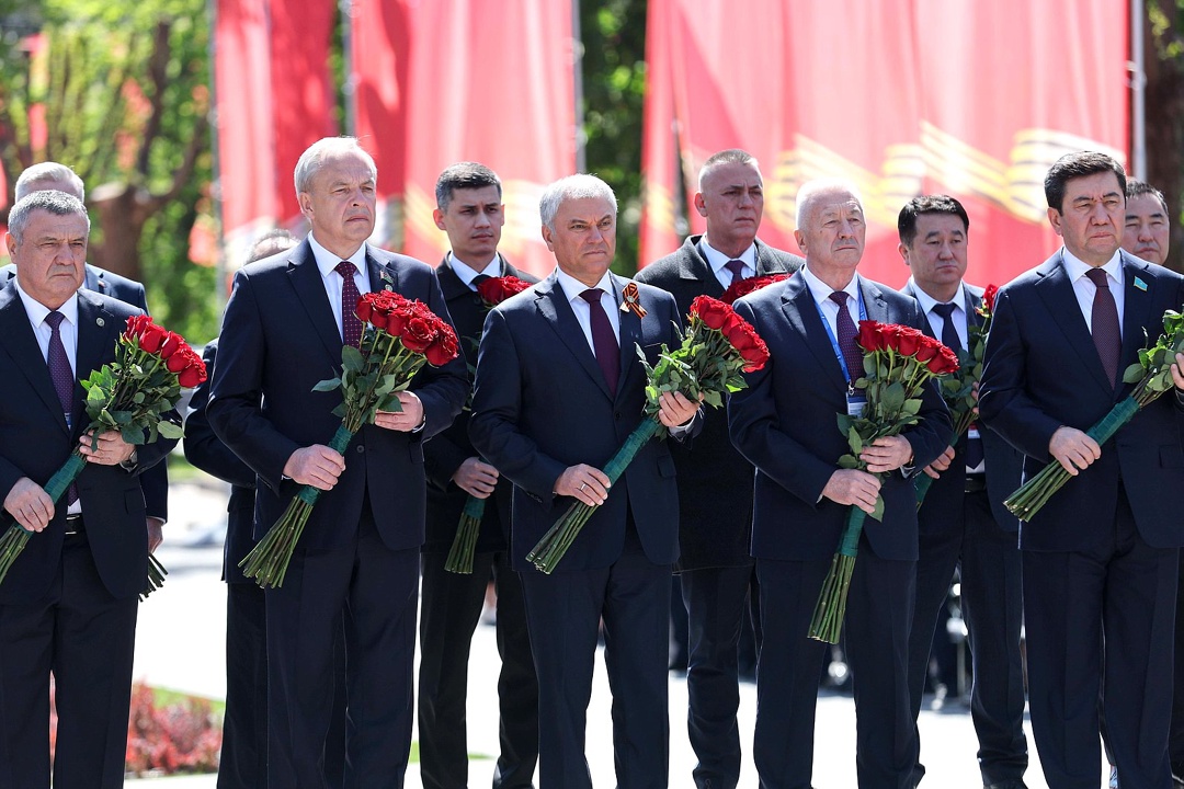 Вячеслав Володин и главы парламентских делегаций приняли участие в церемонии зажжения Вечного огня на площади Павших Борцов.