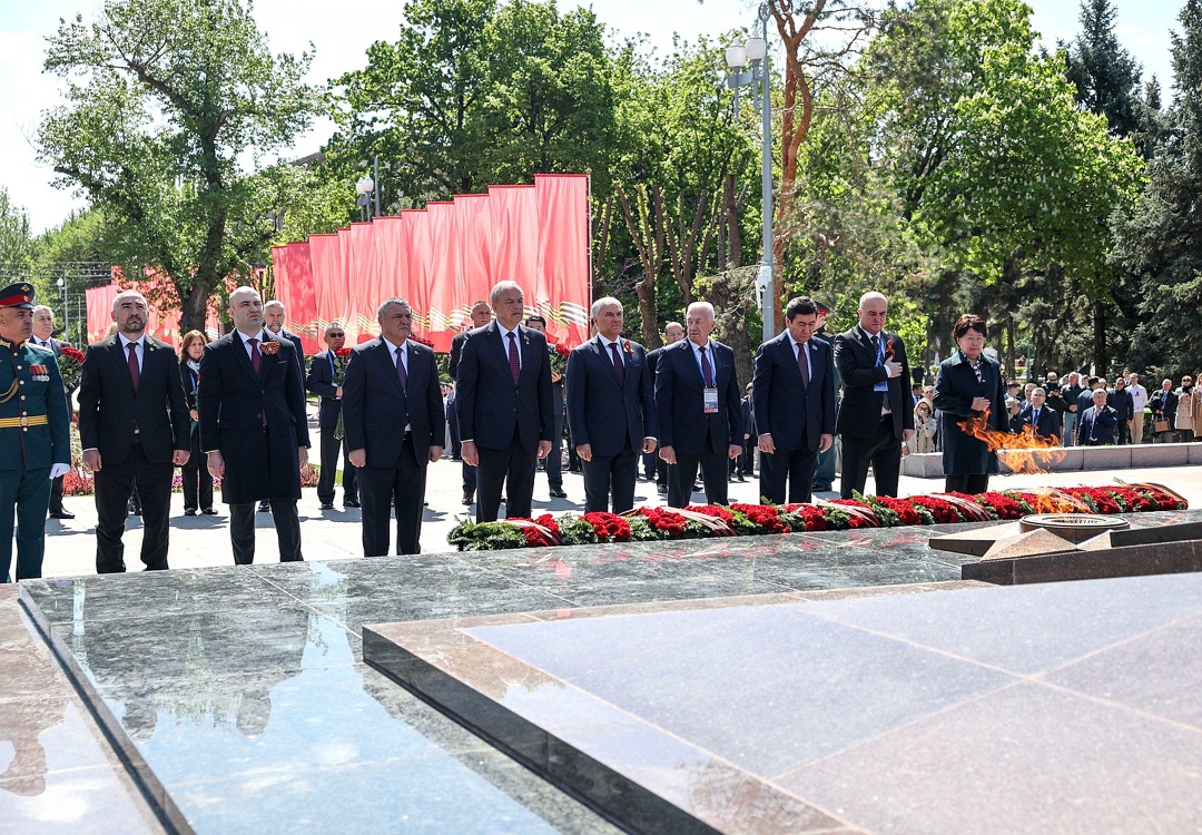Вячеслав Володин и главы парламентских делегаций приняли участие в церемонии зажжения Вечного огня на площади Павших Борцов.