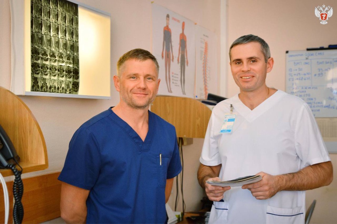 Омские врачи спасли пациентку, которая не могла дышать и глотать из-за мигрировавшего отростка позвонка