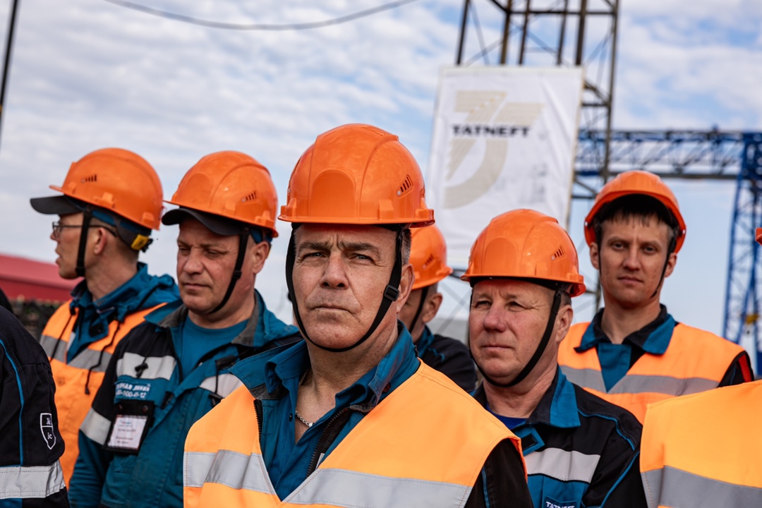 Почетные вахты, в путь! Вы заметили этих мужчин и женщин с алыми нагрудными лентами на праздновании 75-летия «Татнефти»