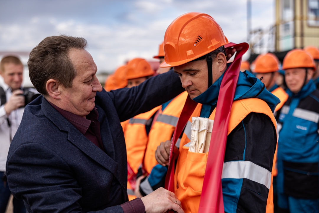 Почетные вахты, в путь! Вы заметили этих мужчин и женщин с алыми нагрудными лентами на праздновании 75-летия «Татнефти»