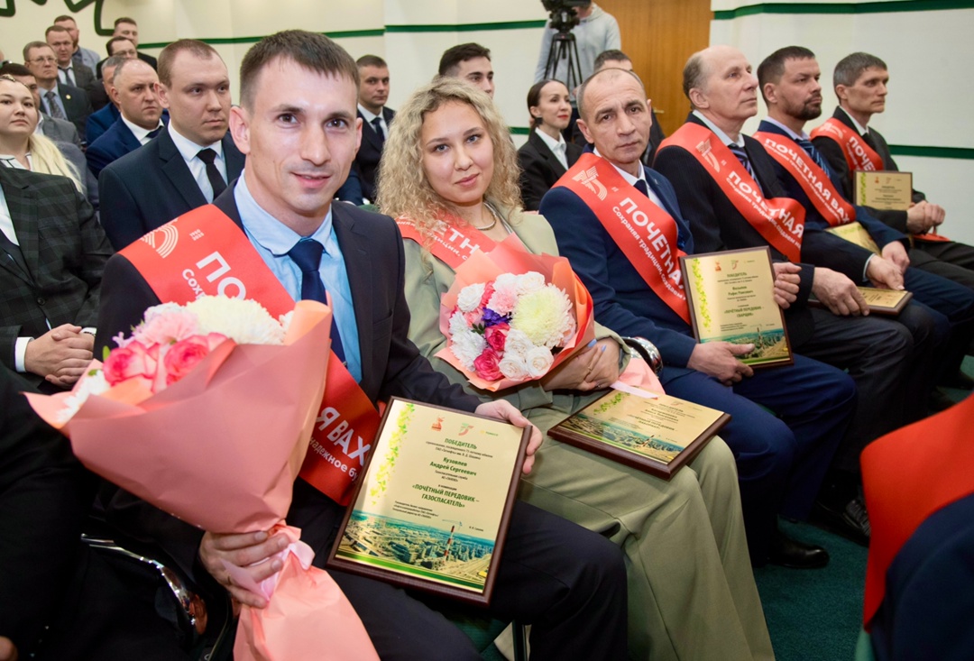 Почетные вахты, в путь! Вы заметили этих мужчин и женщин с алыми нагрудными лентами на праздновании 75-летия «Татнефти»