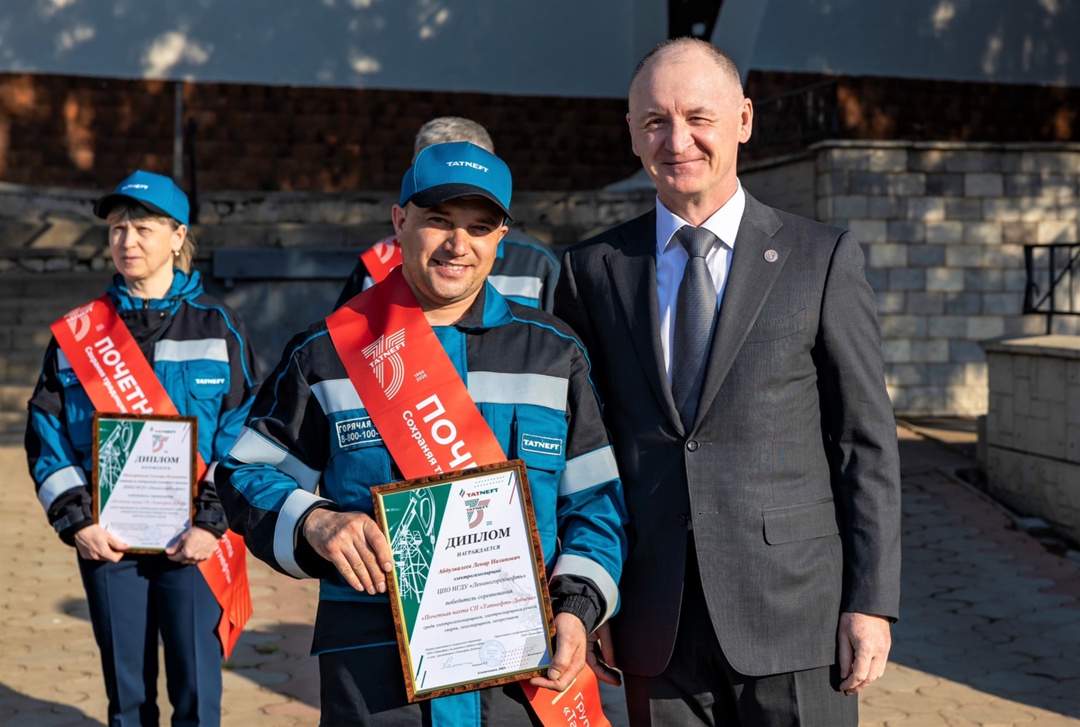 Почетные вахты, в путь! Вы заметили этих мужчин и женщин с алыми нагрудными лентами на праздновании 75-летия «Татнефти»