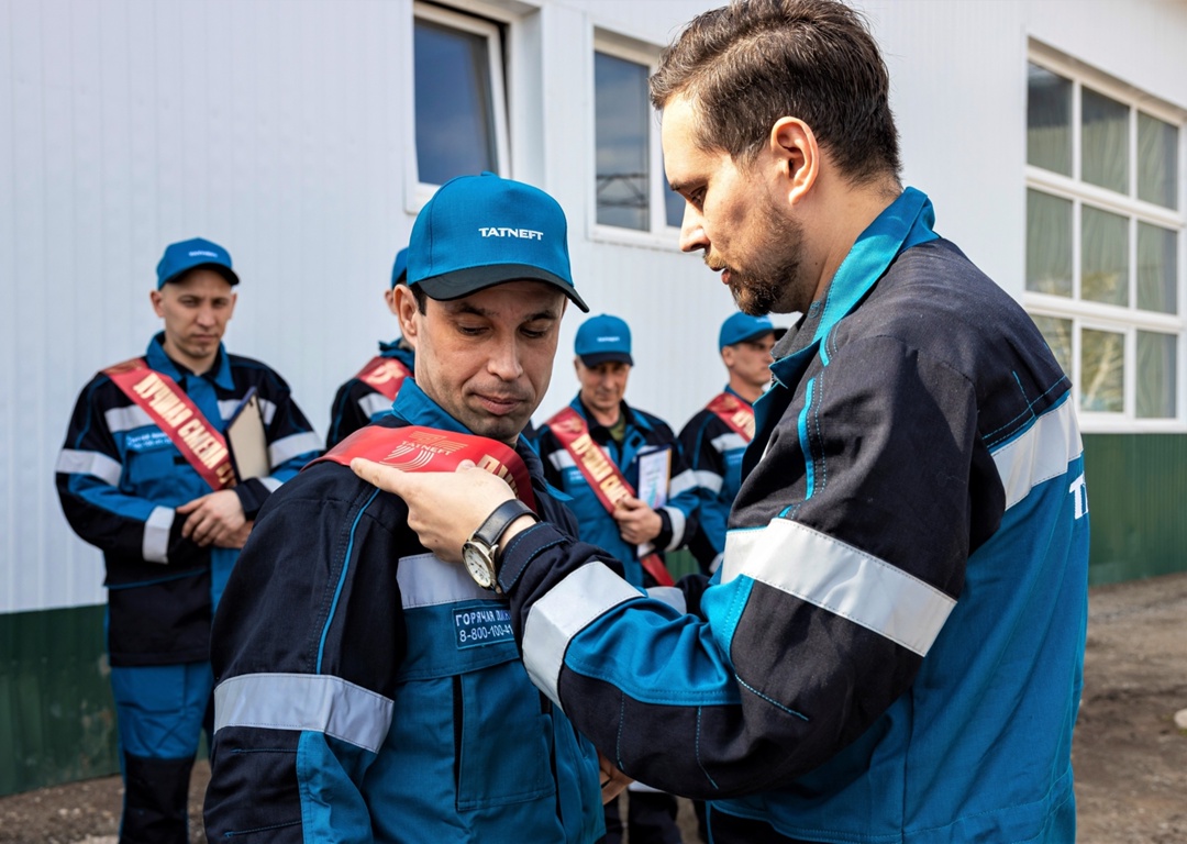 Почетные вахты, в путь! Вы заметили этих мужчин и женщин с алыми нагрудными лентами на праздновании 75-летия «Татнефти»