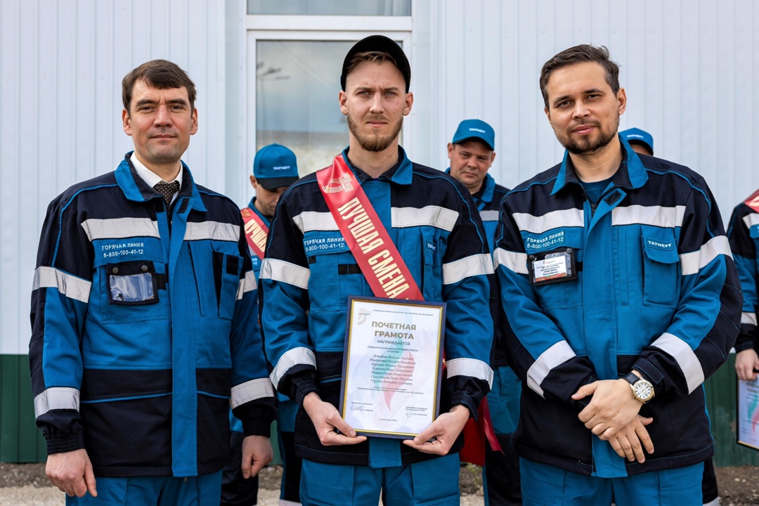 Почетные вахты, в путь! Вы заметили этих мужчин и женщин с алыми нагрудными лентами на праздновании 75-летия «Татнефти»