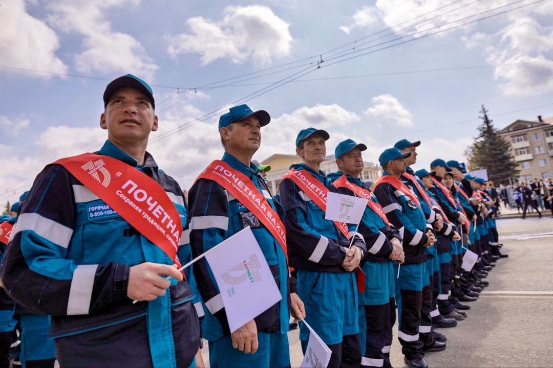 Почетные вахты, в путь! Вы заметили этих мужчин и женщин с алыми нагрудными лентами на праздновании 75-летия «Татнефти»