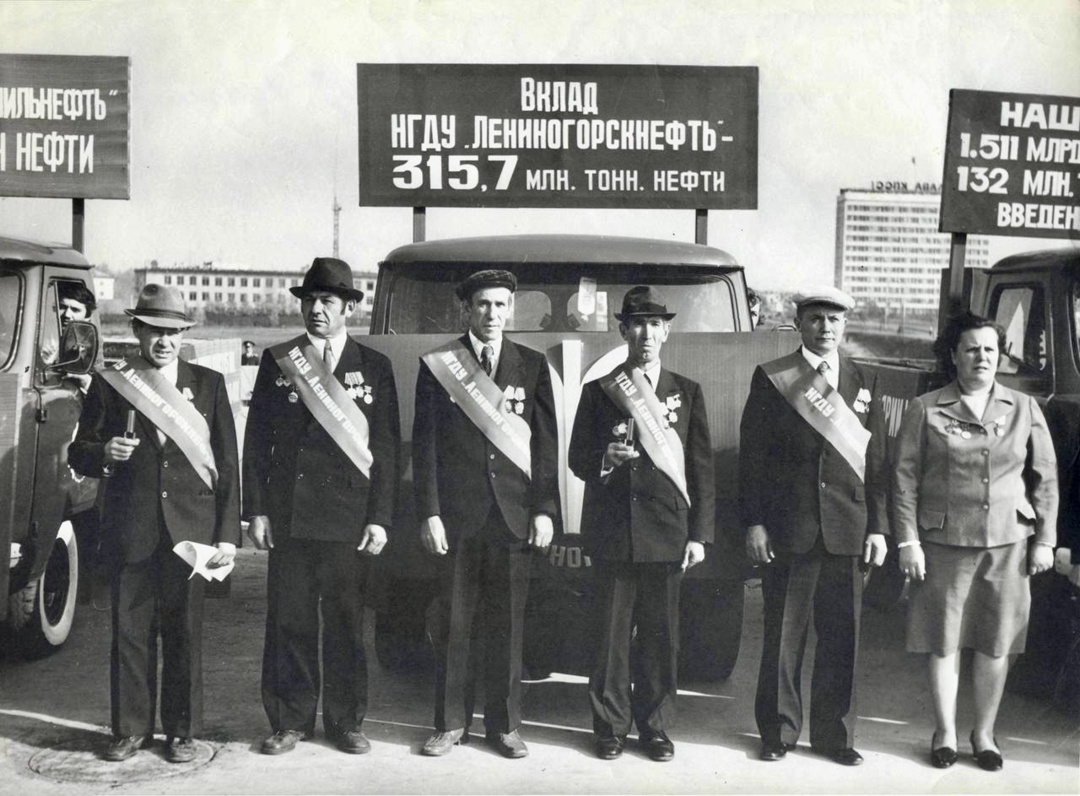 Почетные вахты, в путь! Вы заметили этих мужчин и женщин с алыми нагрудными лентами на праздновании 75-летия «Татнефти»