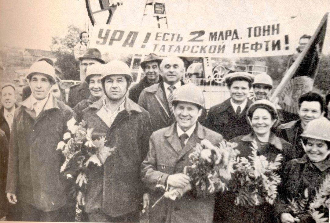 Почетные вахты, в путь! Вы заметили этих мужчин и женщин с алыми нагрудными лентами на праздновании 75-летия «Татнефти»