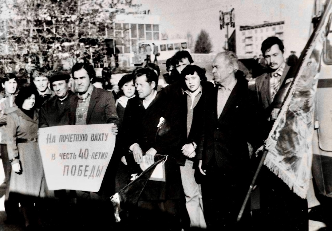 Почетные вахты, в путь! Вы заметили этих мужчин и женщин с алыми нагрудными лентами на праздновании 75-летия «Татнефти»