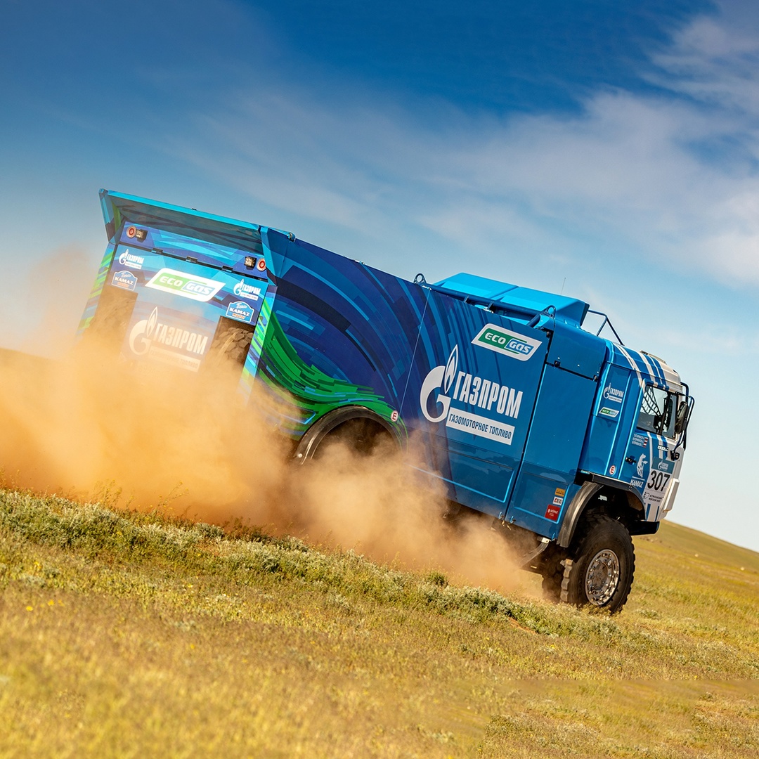 Ревущие моторы, несгибаемая воля пилотов, десятитонные грузовики, несущиеся сквозь степи, пески и барханы, — там, где заканчивается дорога, начинается гонка и…