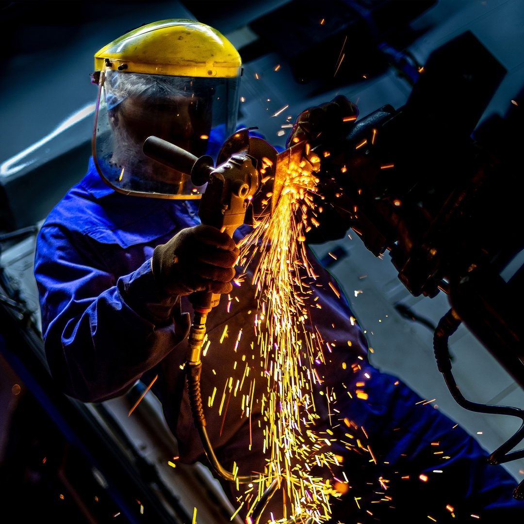 Ревущие моторы, несгибаемая воля пилотов, десятитонные грузовики, несущиеся сквозь степи, пески и барханы, — там, где заканчивается дорога, начинается гонка и…