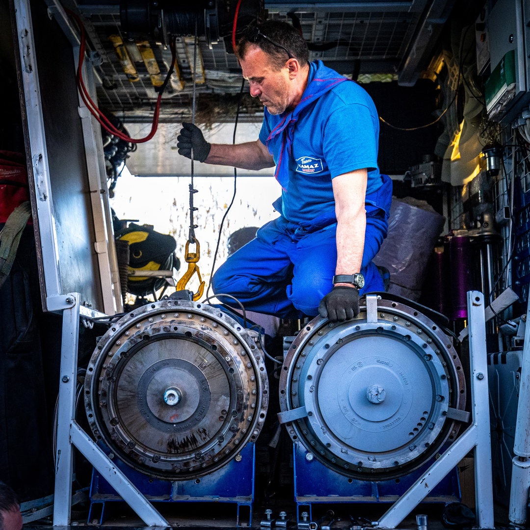 Ревущие моторы, несгибаемая воля пилотов, десятитонные грузовики, несущиеся сквозь степи, пески и барханы, — там, где заканчивается дорога, начинается гонка и…