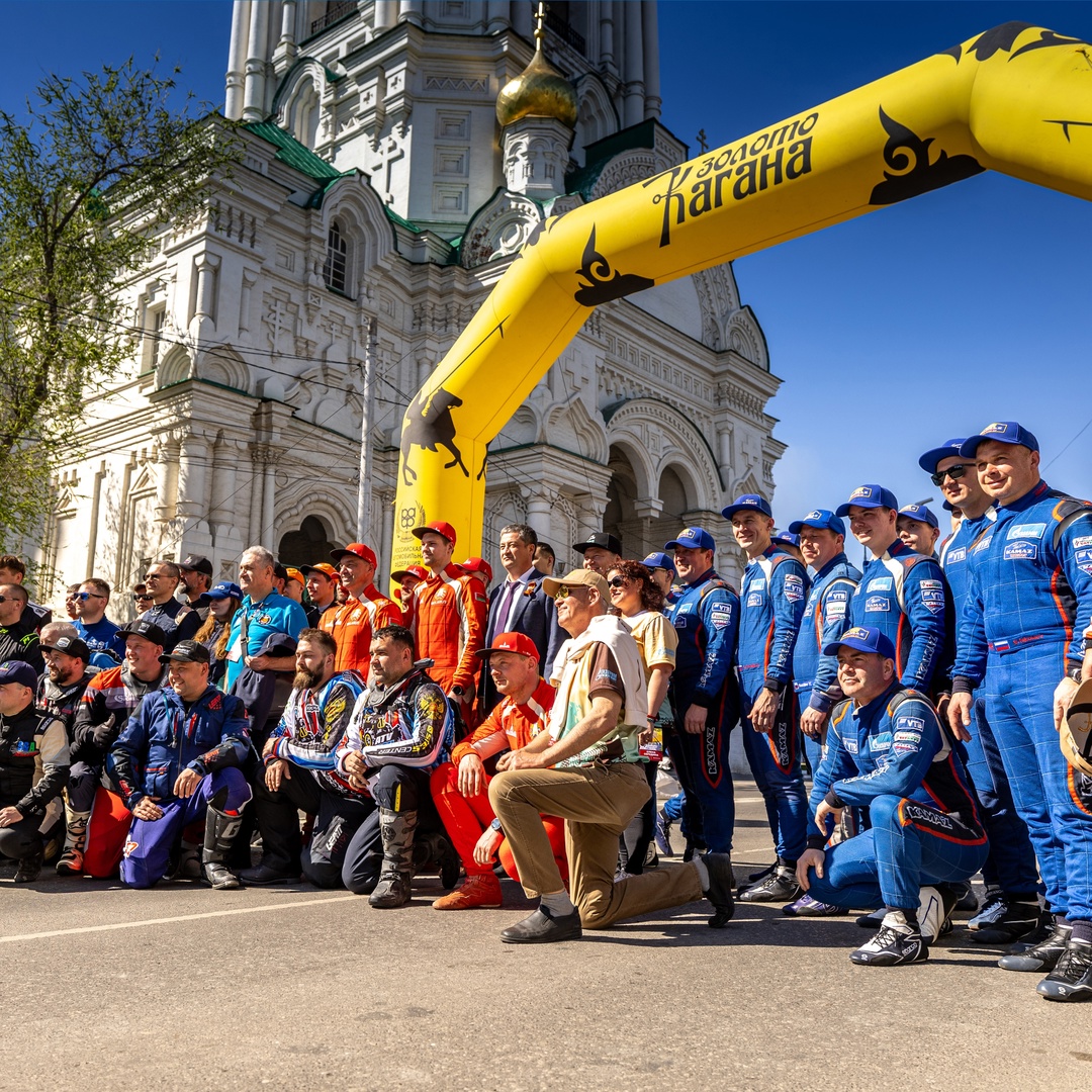Ревущие моторы, несгибаемая воля пилотов, десятитонные грузовики, несущиеся сквозь степи, пески и барханы, — там, где заканчивается дорога, начинается гонка и…