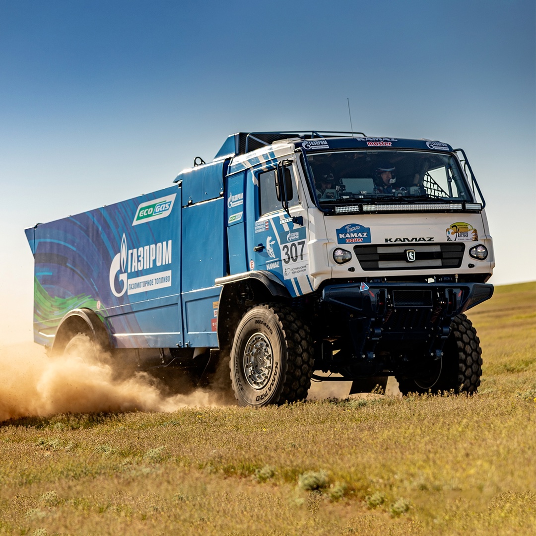 Ревущие моторы, несгибаемая воля пилотов, десятитонные грузовики, несущиеся сквозь степи, пески и барханы, — там, где заканчивается дорога, начинается гонка и…