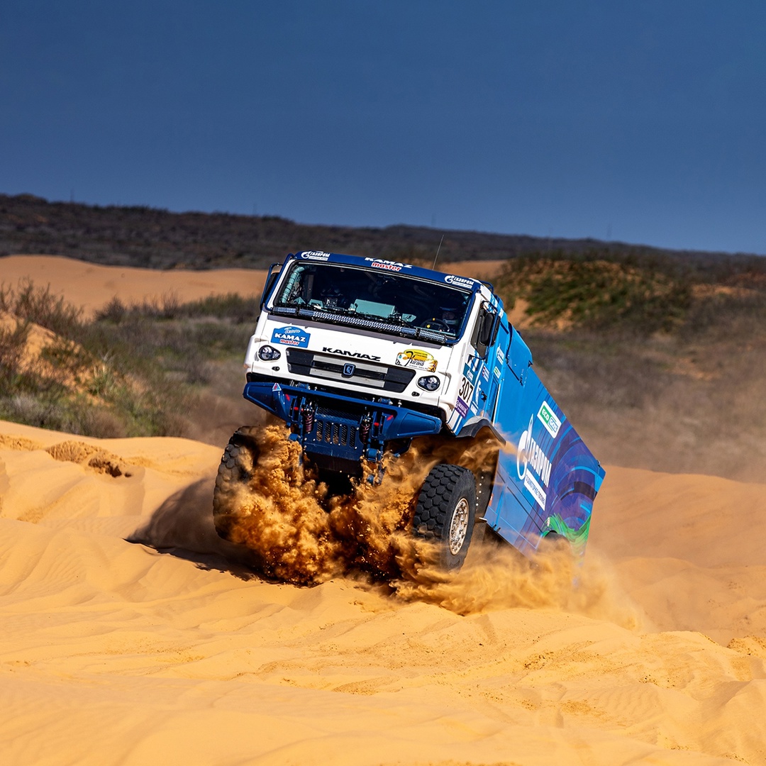 Ревущие моторы, несгибаемая воля пилотов, десятитонные грузовики, несущиеся сквозь степи, пески и барханы, — там, где заканчивается дорога, начинается гонка и…