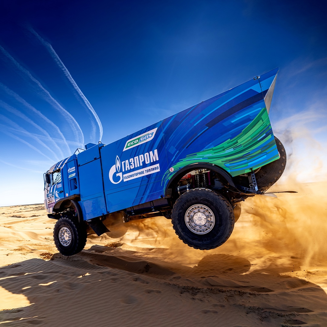 Ревущие моторы, несгибаемая воля пилотов, десятитонные грузовики, несущиеся сквозь степи, пески и барханы, — там, где заканчивается дорога, начинается гонка и…