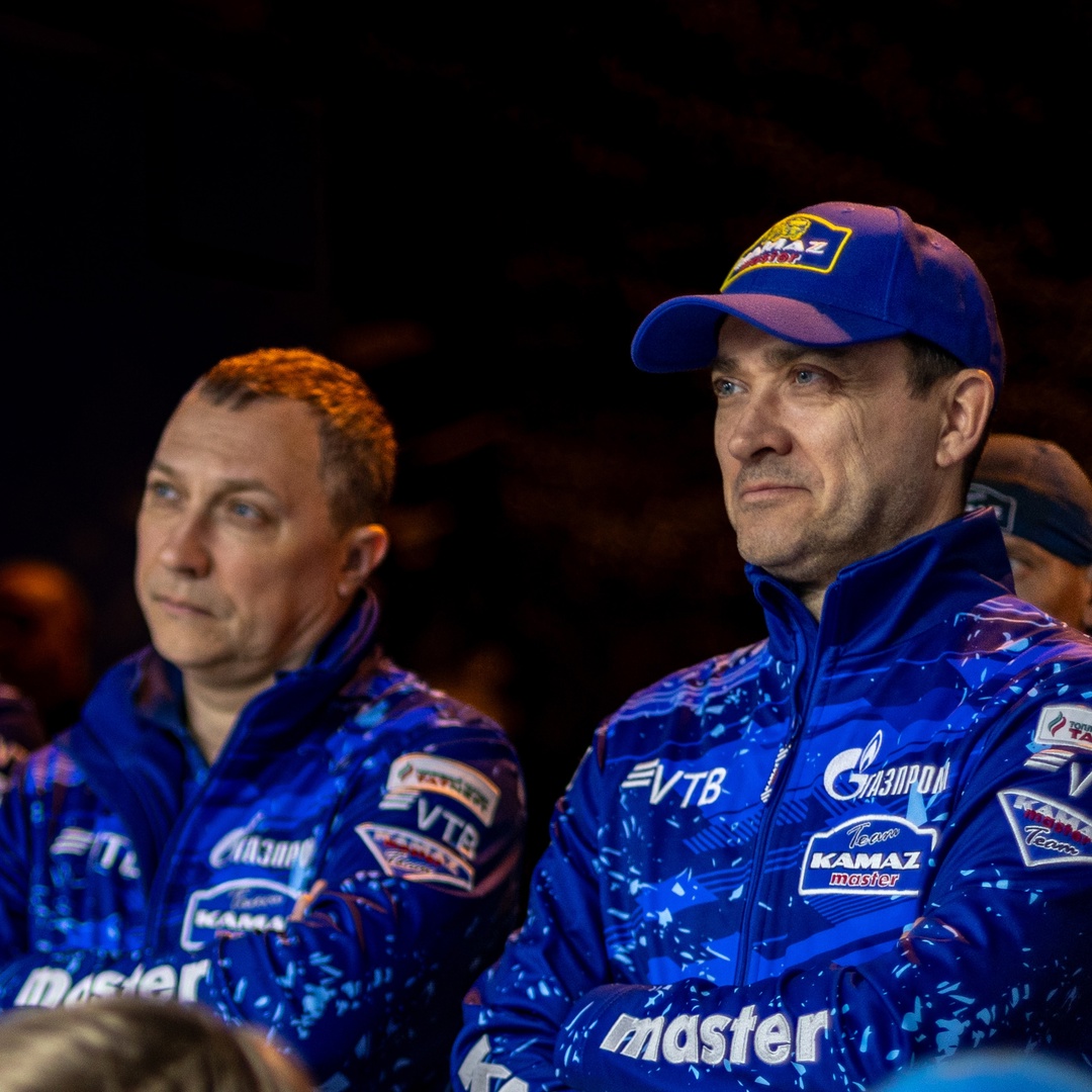 Ревущие моторы, несгибаемая воля пилотов, десятитонные грузовики, несущиеся сквозь степи, пески и барханы, — там, где заканчивается дорога, начинается гонка и…