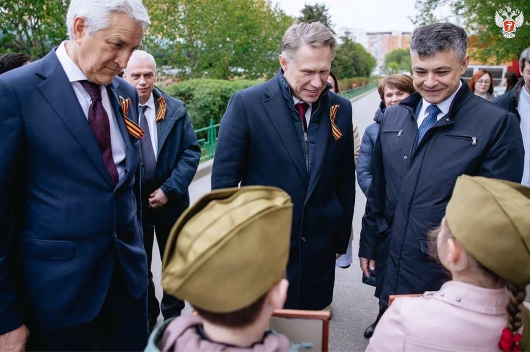 В ведущем детском медцентре России открыли памятник ветеранам и провели акцию «Бессмертный полк»