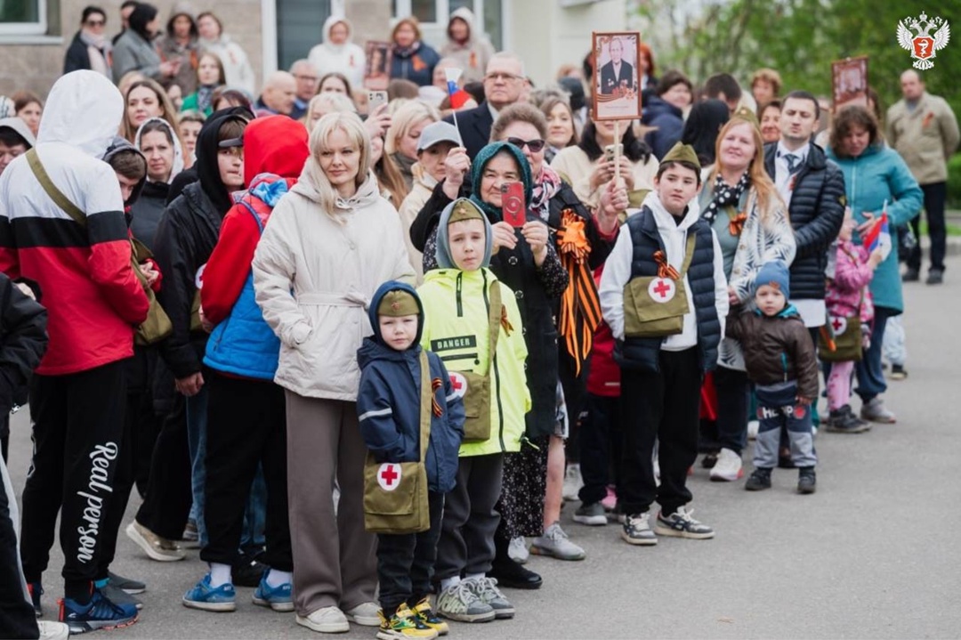 В ведущем детском медцентре России открыли памятник ветеранам и провели акцию «Бессмертный полк»