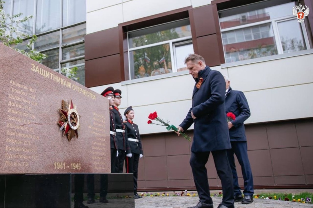 В ведущем детском медцентре России открыли памятник ветеранам и провели акцию «Бессмертный полк»