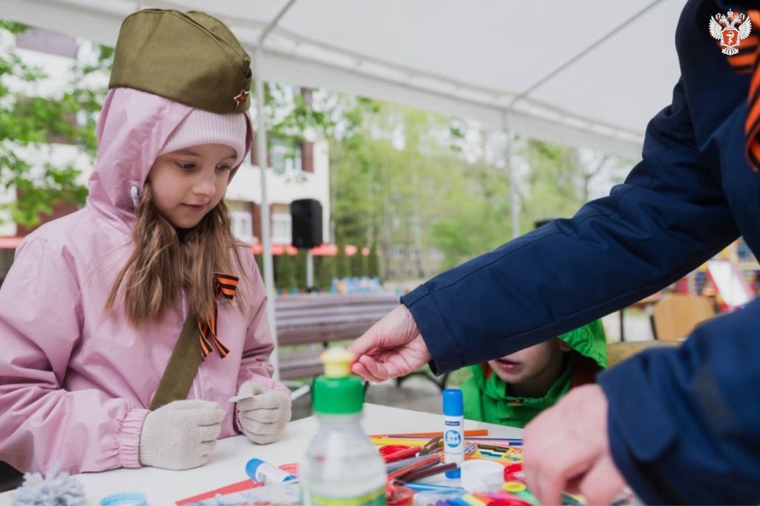 В ведущем детском медцентре России открыли памятник ветеранам и провели акцию «Бессмертный полк»