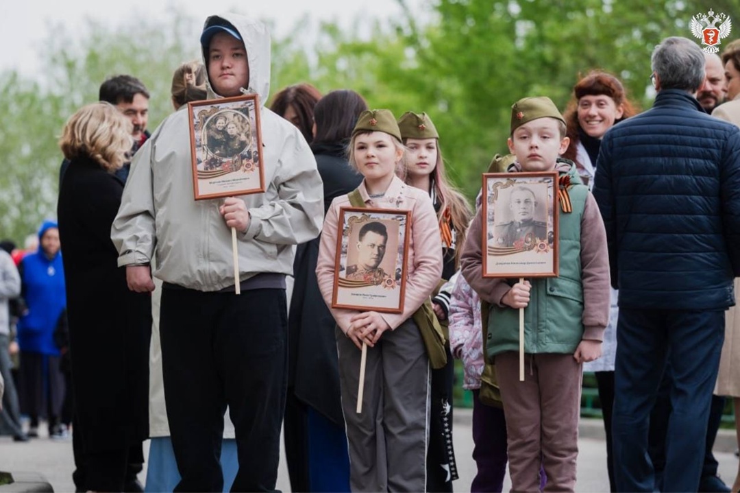 В ведущем детском медцентре России открыли памятник ветеранам и провели акцию «Бессмертный полк»