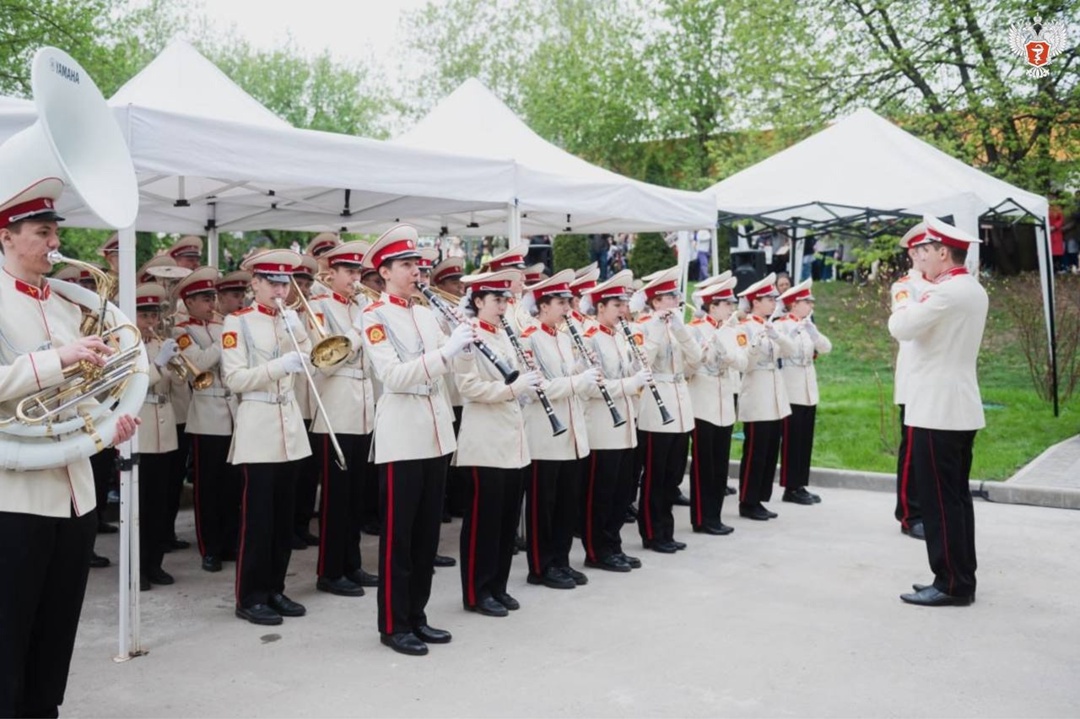 В ведущем детском медцентре России открыли памятник ветеранам и провели акцию «Бессмертный полк»