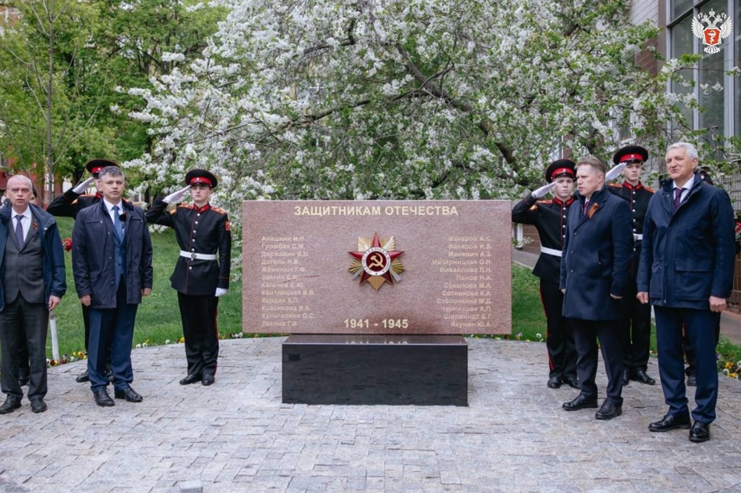 В ведущем детском медцентре России открыли памятник ветеранам и провели акцию «Бессмертный полк»