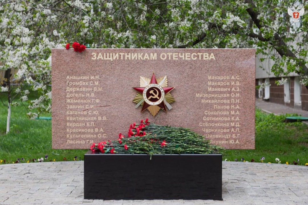 В ведущем детском медцентре России открыли памятник ветеранам и провели акцию «Бессмертный полк»