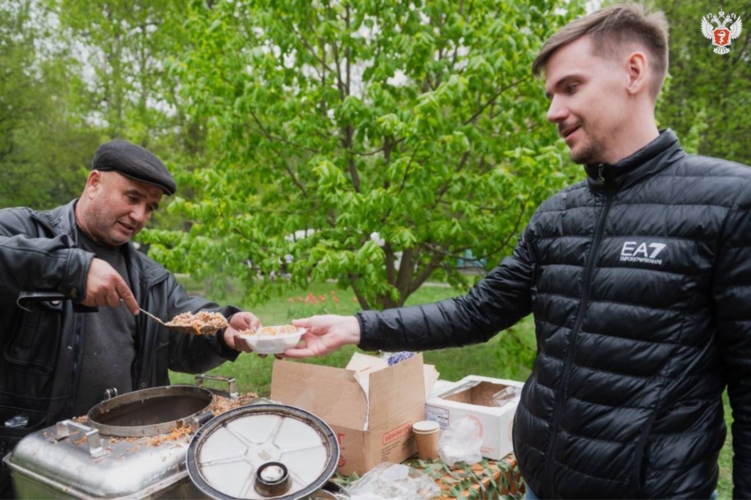 В ведущем детском медцентре России открыли памятник ветеранам и провели акцию «Бессмертный полк»