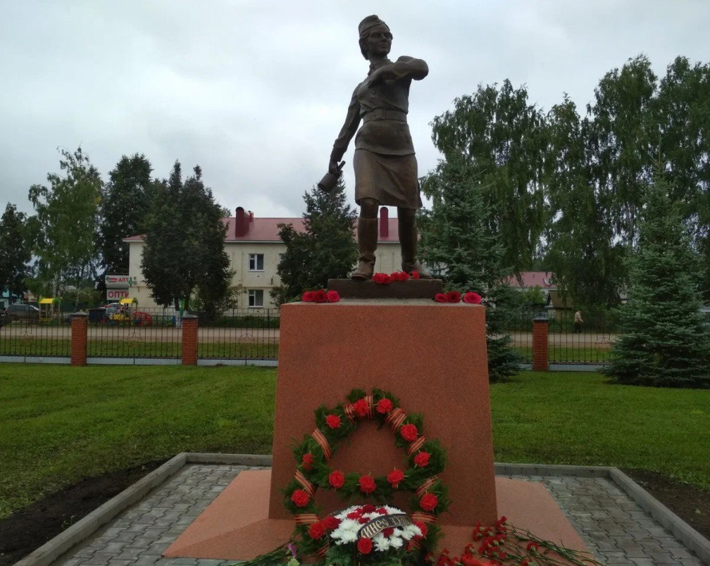 Наш коллега из «РН-БашНИПИнефти» Руслан Тулаев поделился историей о своей тёте, Мунаваре Фазылбековой (1923—1942).