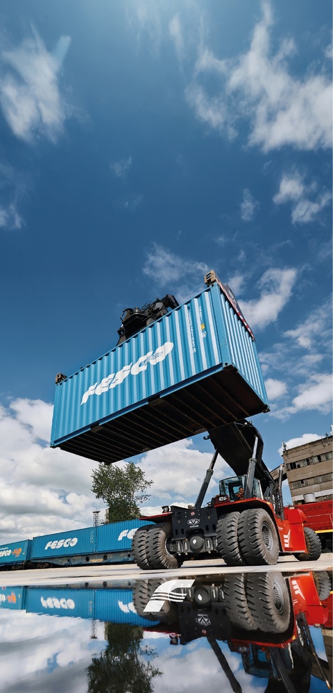 Запахло весной! А мы как раз к вам с новыми яркими и сочными заставками для телефонов и ПК