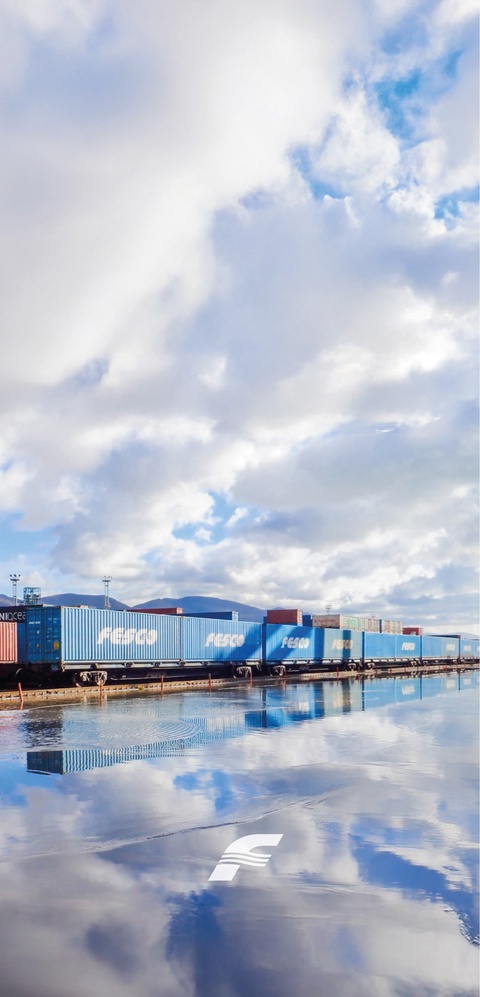 Запахло весной! А мы как раз к вам с новыми яркими и сочными заставками для телефонов и ПК