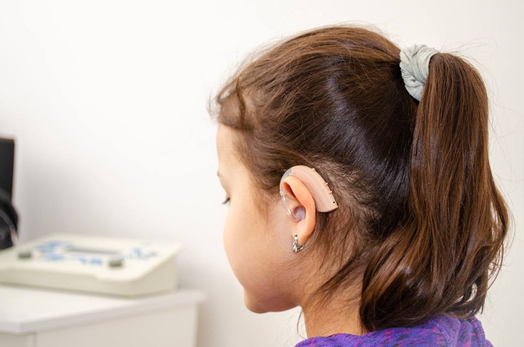 Преодолевая барьеры При поддержке Благотворительного фонда «ЛУКОЙЛ» детей из Калининградской области с нарушением слуха получили современные слуховые аппараты,…