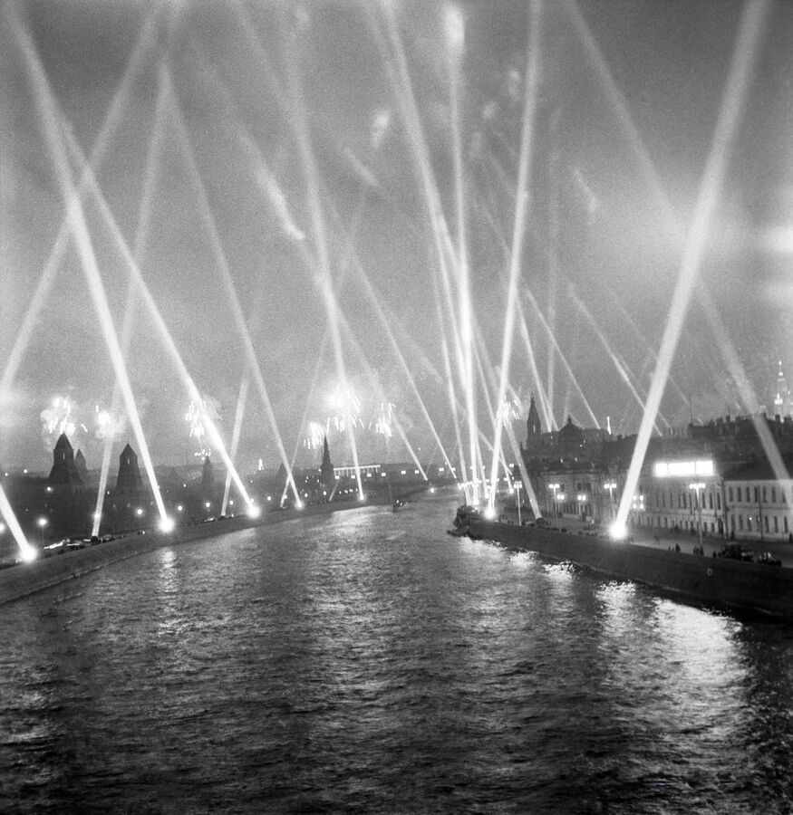 Вечерняя Москва в первомайском оформлении. Праздничный салют на Красной площади.