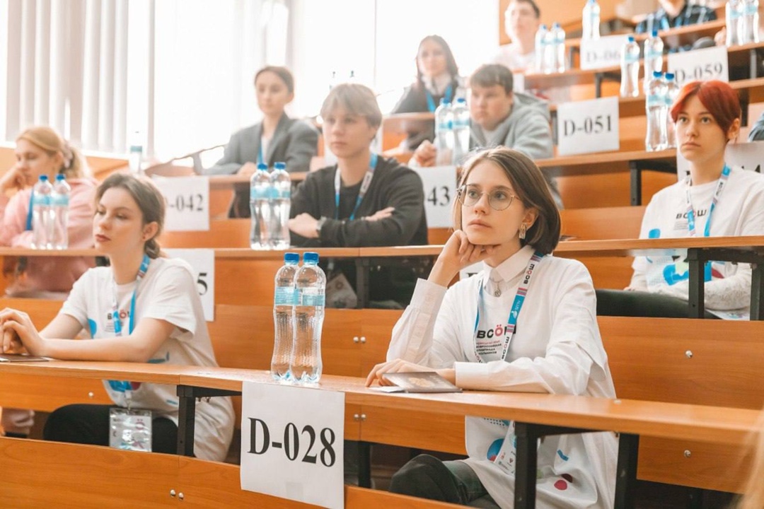 Дмитрий Чернышенко и Сергей Кравцов поздравили победителей и призеров Всероссийской олимпиады школьников 2024/25 учебного года