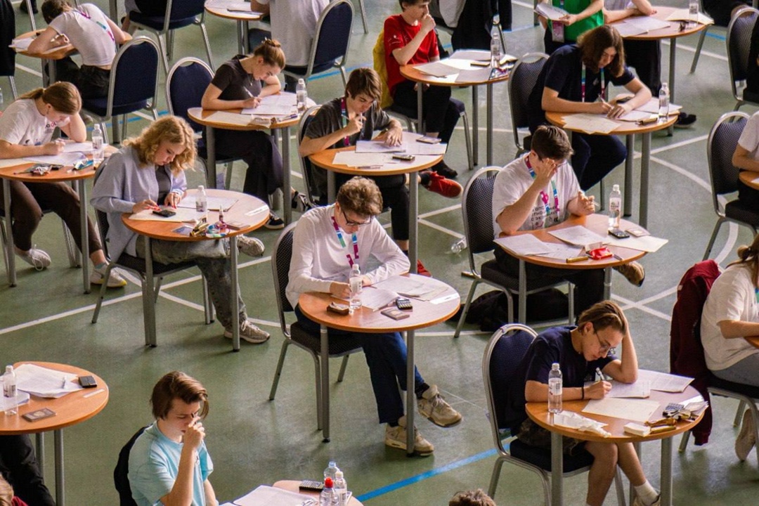 Дмитрий Чернышенко и Сергей Кравцов поздравили победителей и призеров Всероссийской олимпиады школьников 2024/25 учебного года