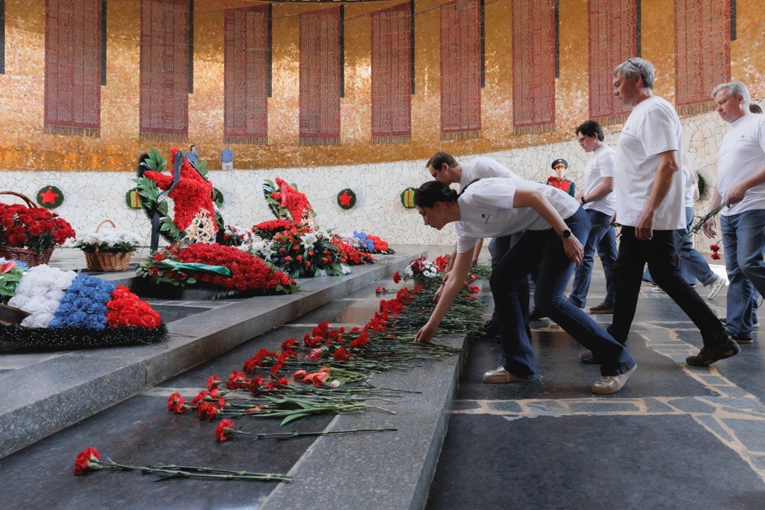 Дань памяти героям К 80-летию Победы сотрудники «ВНИКТИнефтехимоборудование» высадили 80 саженцев серебристого клёна на главной высоте России.